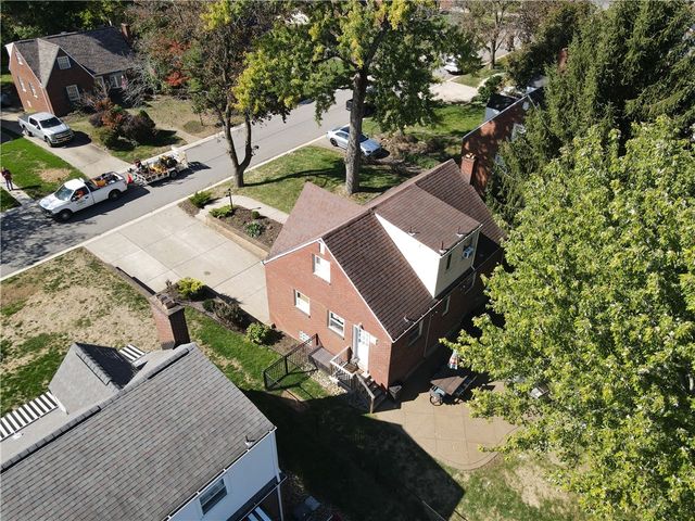 633 Moreland Dr, Mt Lebanon, PA 15243