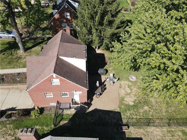 633 Moreland Dr, Mt Lebanon, PA 15243