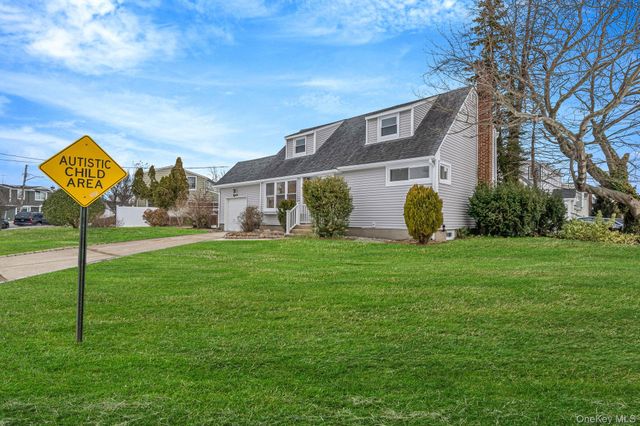 18 Oakdale Place, Massapequa Park, NY 11762