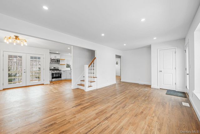 18 Oakdale Place, Massapequa Park, NY 11762