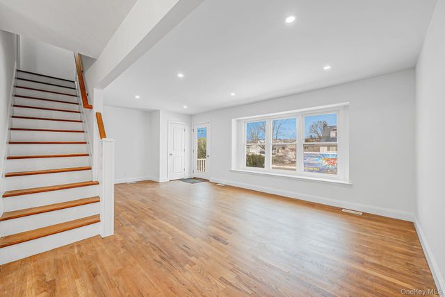 18 Oakdale Place, Massapequa Park, NY 11762