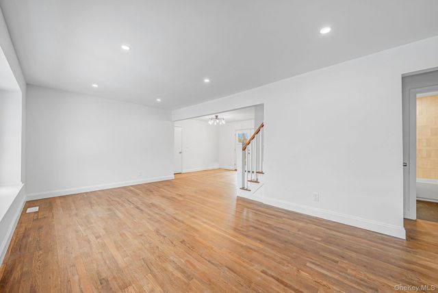 18 Oakdale Place, Massapequa Park, NY 11762