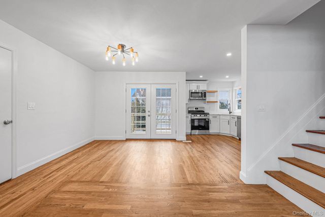 18 Oakdale Place, Massapequa Park, NY 11762