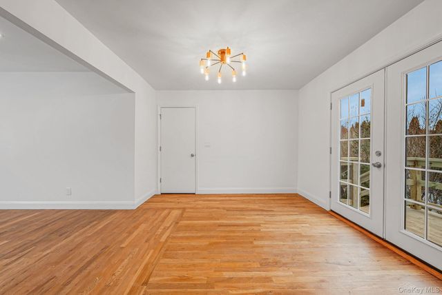 18 Oakdale Place, Massapequa Park, NY 11762