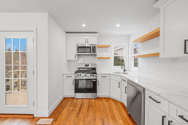 18 Oakdale Place, Massapequa Park, NY 11762