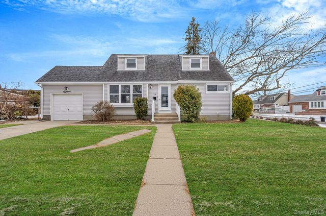 18 Oakdale Place, Massapequa Park, NY 11762