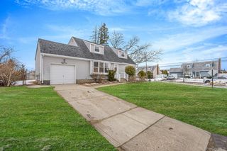 18 Oakdale Place, Massapequa Park, NY 11762
