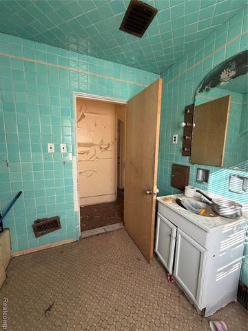 11383 Ohio Street, Detroit, MI 48204