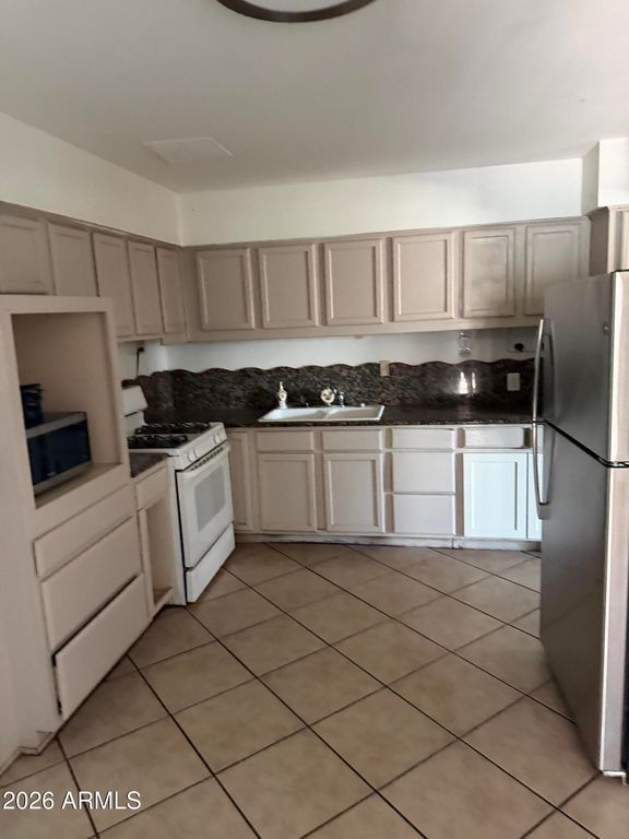 6952 W WOLF Street, Phoenix, AZ 85033 — exterior