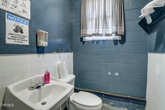 300 West Chilhowie Avenue, Johnson City, TN 37601
