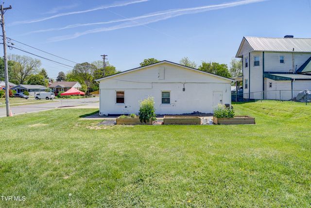 300 West Chilhowie Avenue, Johnson City, TN 37601
