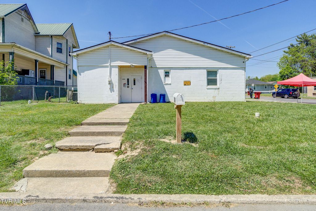 300 West Chilhowie Avenue, Johnson City, TN 37601