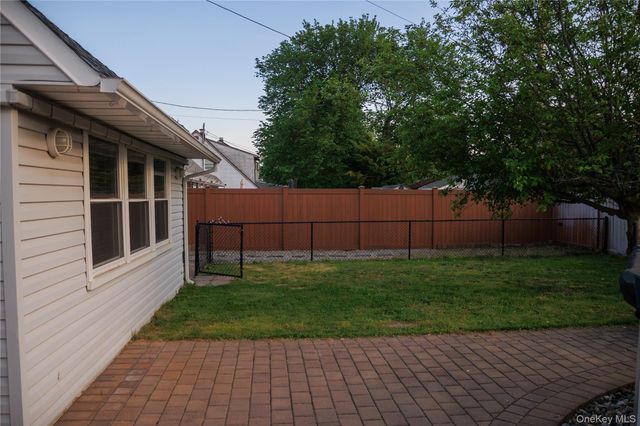 40 Tanager, Levittown, NY 11756
