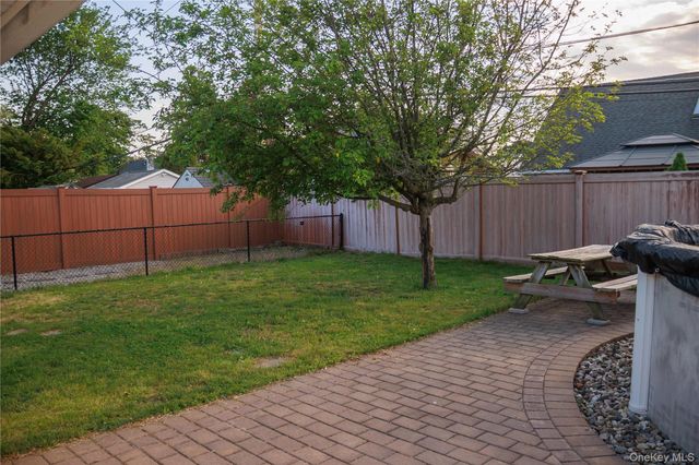 40 Tanager, Levittown, NY 11756