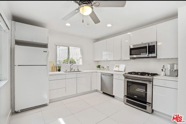 119 Paloma Avenue A, Los Angeles, CA 90291