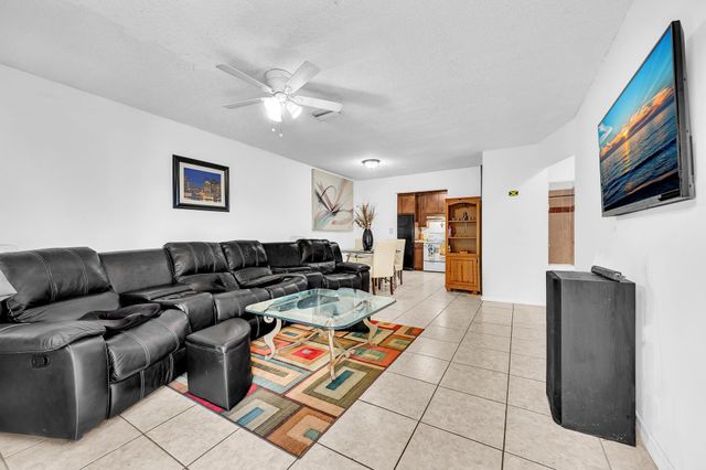 3741 Riverside Dr, Coral Springs, FL 33065