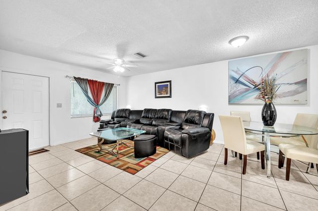 3741 Riverside Dr, Coral Springs, FL 33065