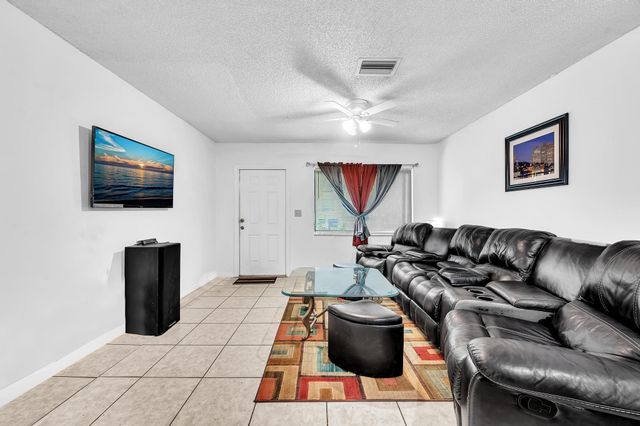 3741 Riverside Dr, Coral Springs, FL 33065