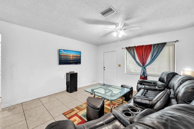3741 Riverside Dr, Coral Springs, FL 33065