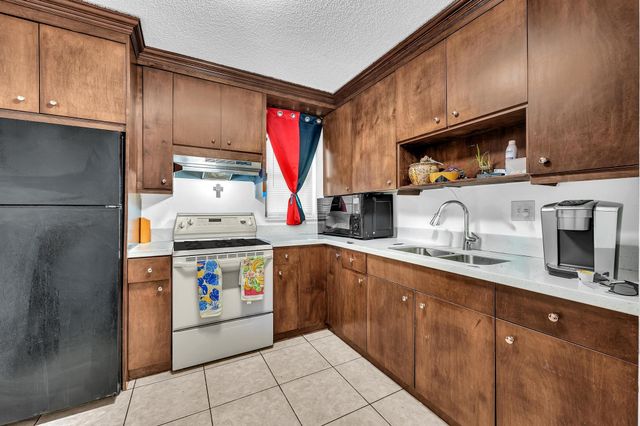 3741 Riverside Dr, Coral Springs, FL 33065