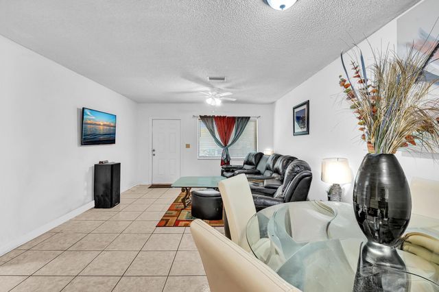 3741 Riverside Dr, Coral Springs, FL 33065