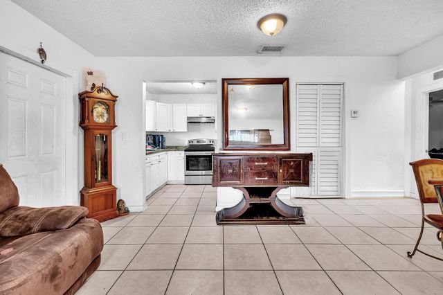 3741 Riverside Dr, Coral Springs, FL 33065