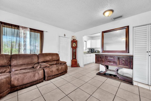 3741 Riverside Dr, Coral Springs, FL 33065