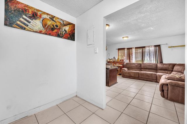 3741 Riverside Dr, Coral Springs, FL 33065