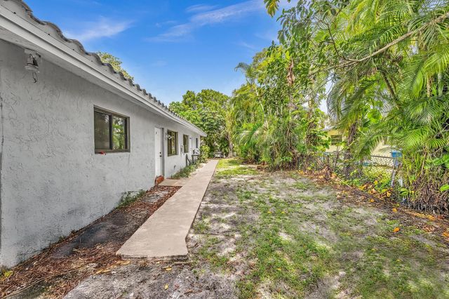 3741 Riverside Dr, Coral Springs, FL 33065