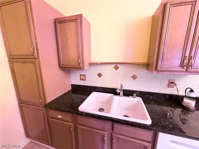 21884 River Oaks Drive 2K, Rocky River, OH 44116