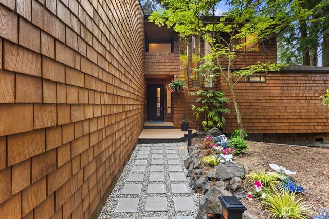 11730 Clearview Dr, Edmonds, WA 98026