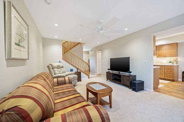 660 Versailles Court A, Elk Grove Village, IL 60007