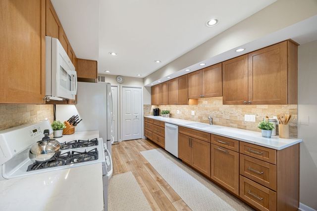 660 Versailles Court A, Elk Grove Village, IL 60007