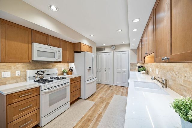 660 Versailles Court A, Elk Grove Village, IL 60007