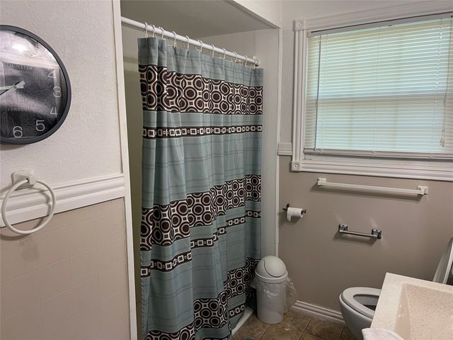2220 E Jackson Street, Paris, TX 75460