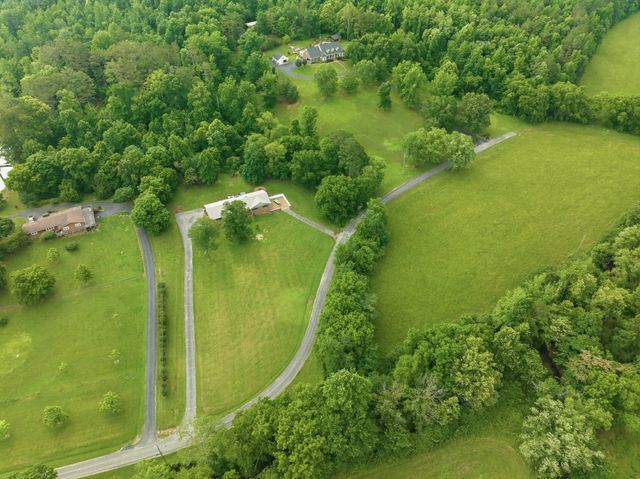 245 Rains Creek Ln, Parsons, TN 38363