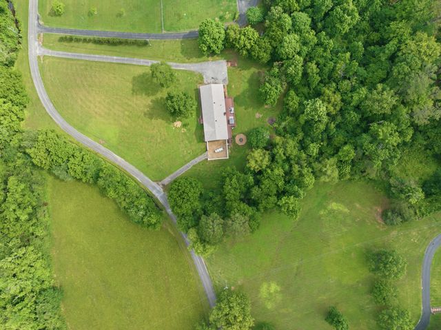 245 Rains Creek Ln, Parsons, TN 38363