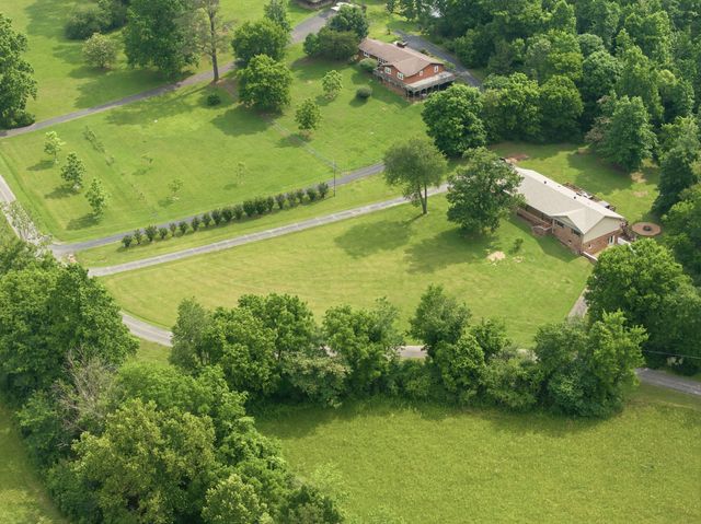 245 Rains Creek Ln, Parsons, TN 38363