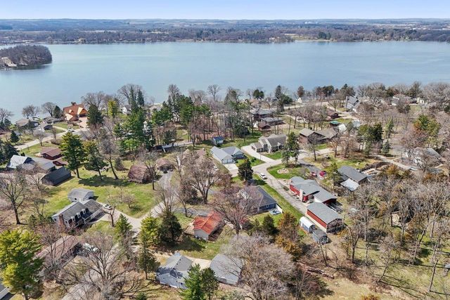 W9063 Lakeview Drive, Cambridge, WI 53523