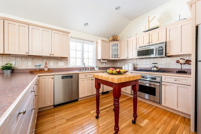 28 Mariners Ln, Yarmouth, MA 02675