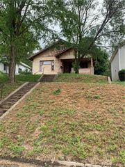 1331 S 17th Street, St Joseph, MO 64507