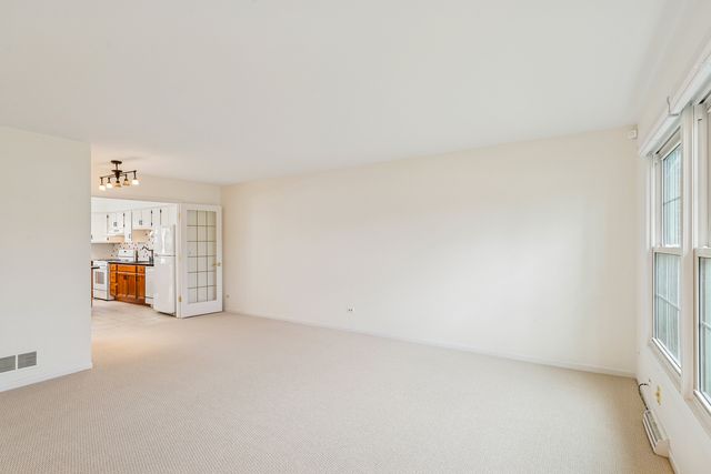 825 Country Club Drive E, Libertyville, IL 60048