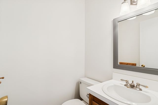 825 Country Club Drive E, Libertyville, IL 60048