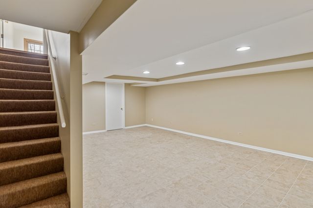 825 Country Club Drive E, Libertyville, IL 60048