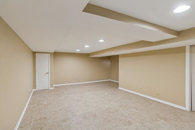 825 Country Club Drive E, Libertyville, IL 60048