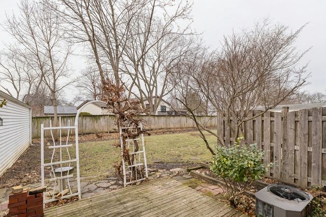 825 Country Club Drive E, Libertyville, IL 60048