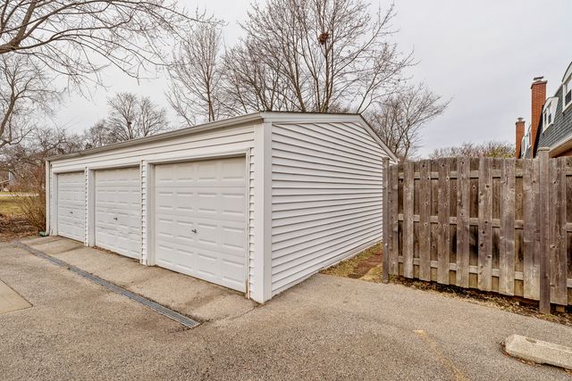 825 Country Club Drive E, Libertyville, IL 60048