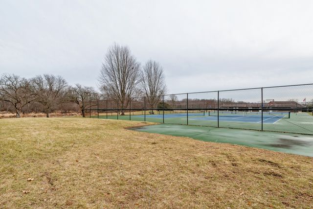 825 Country Club Drive E, Libertyville, IL 60048