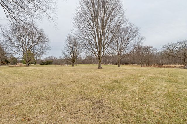 825 Country Club Drive E, Libertyville, IL 60048