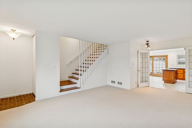 825 Country Club Drive E, Libertyville, IL 60048